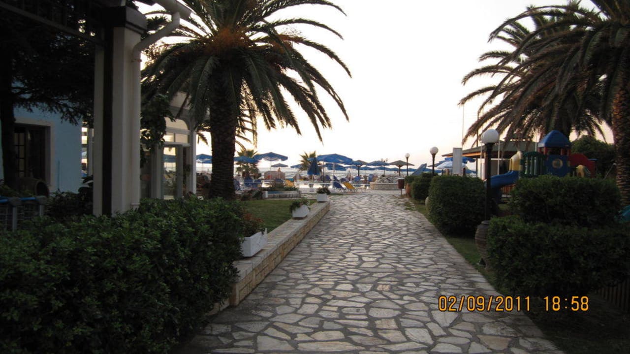 Blick zum Pool/Meer Acharavi Beach Hotel