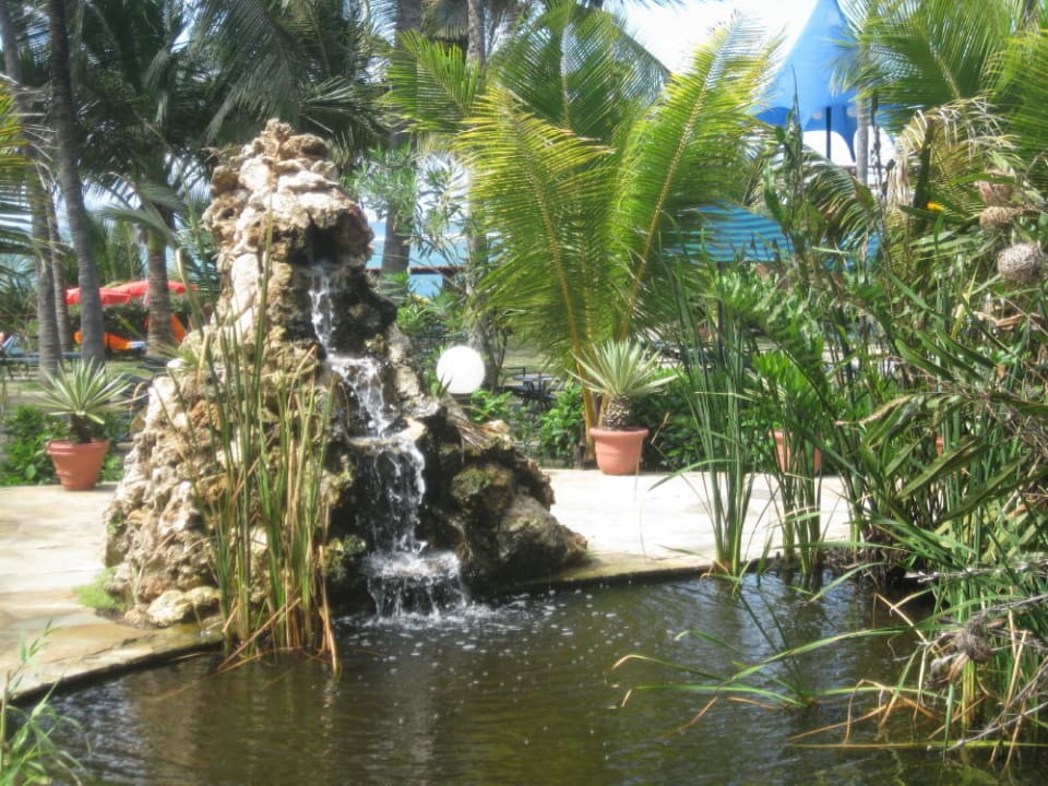 Wasserfall im Garten Bahari Beach Hotel