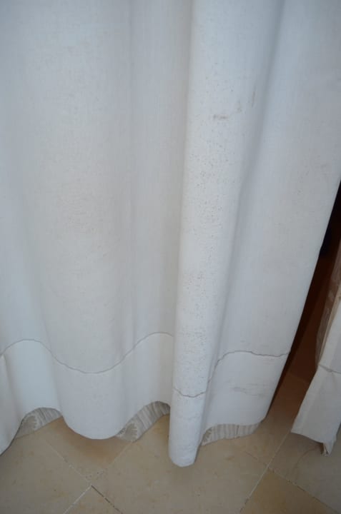 Vorhänge im Zimmer The Orangers Beach Resort and Bungalows