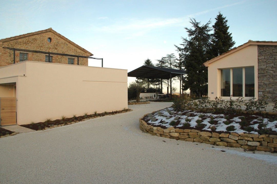 Links: Altes Landgut Rechts: Ferienvilla Tenuta Raffaello Luxus-Domizile