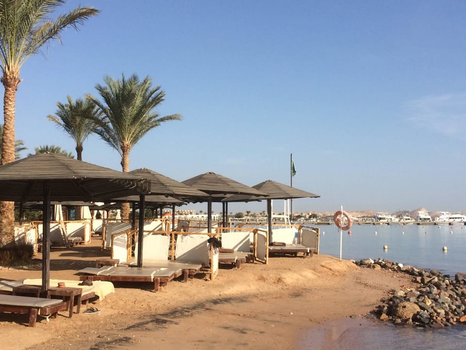 Strandabschnitt mit Windschutz und Sonnenschirm Steigenberger Aqua Magic