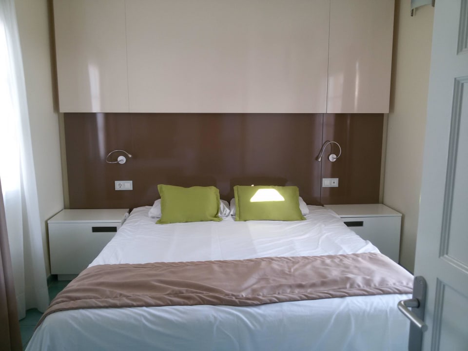 Schönes Schlafzimmer Apartamentos LIVVO Morromar