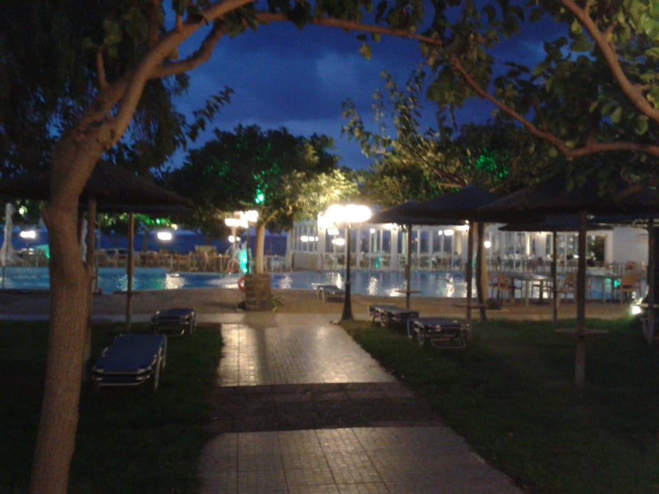 Durch den Garten zum Poll u. Restaurant + Bar Corissia Beach Hotel