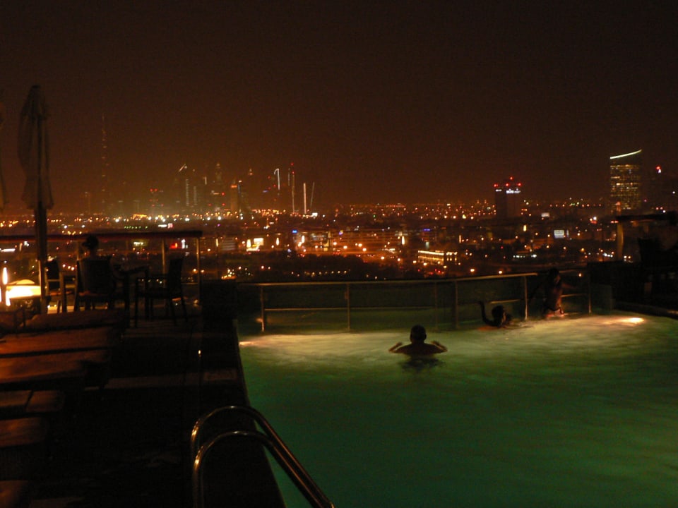 Abends im Pool Golden Sands Hotel Creek