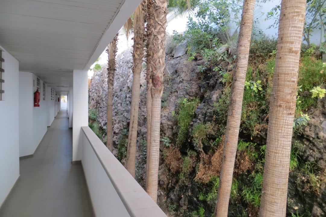 Außengang zu den Zimmern am Felshang Servatur Alameda de Jandía