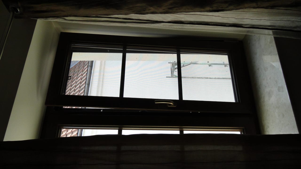 Widok z pokoju trzyosobowego- niestety na ścianę Hotel Willa Adriana