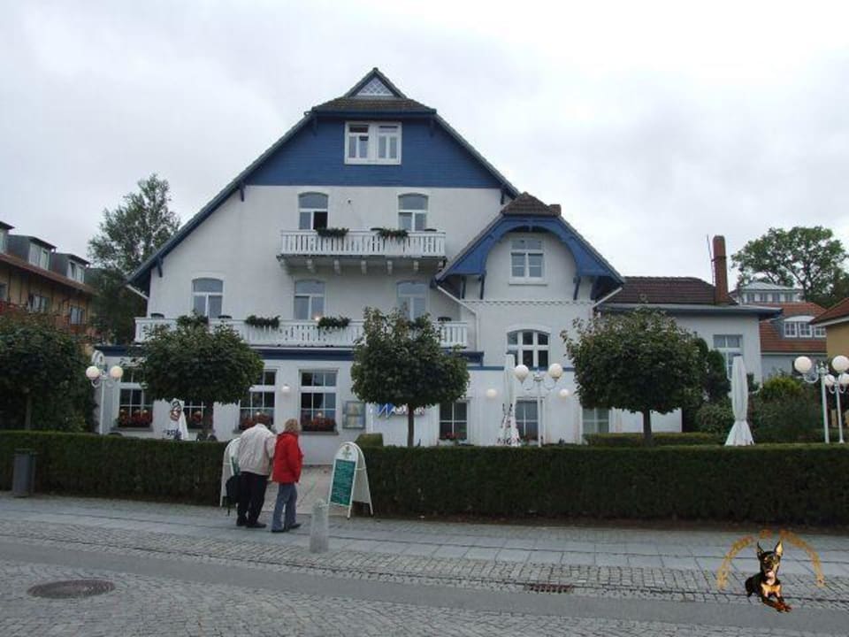 Blick auf das Hotel von der Straße Strandhaus WOTAN