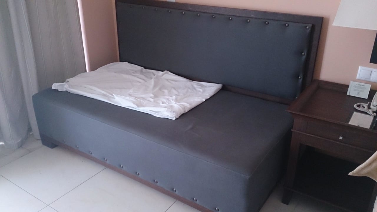 Couch, für Kinder auch ein hartes Bett.. Atlantica Belvedere Resort
