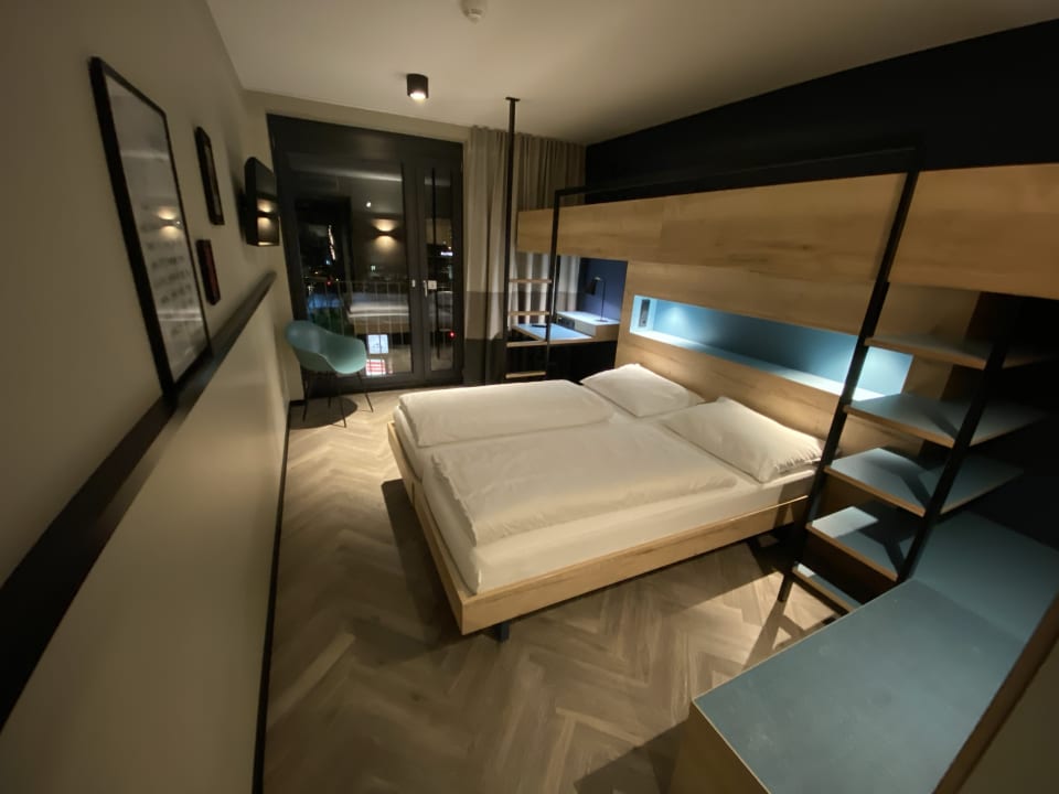 Zimmer Schulz Hotel Berlin Wall at the East Side Gallery