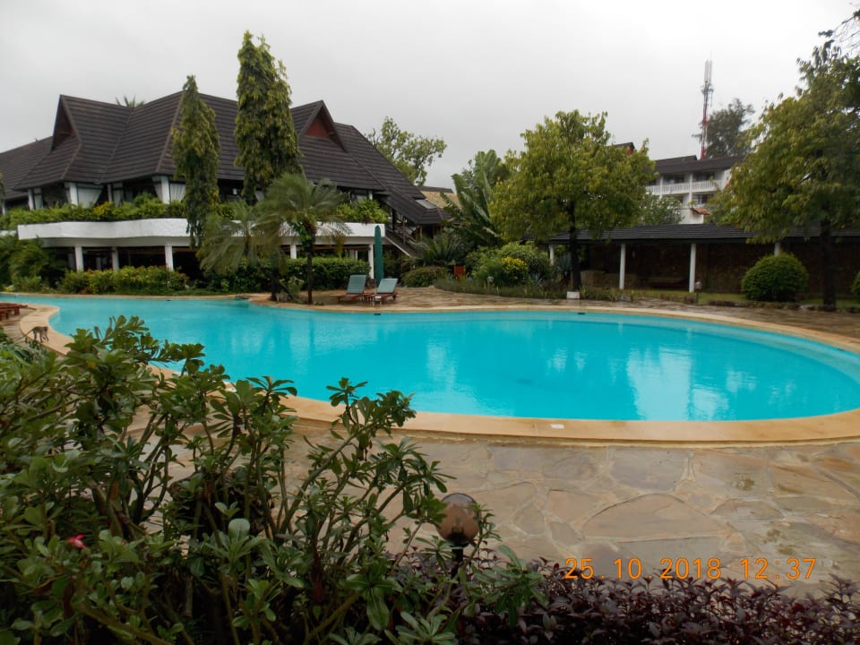 Pool Hotel Traveller's Club