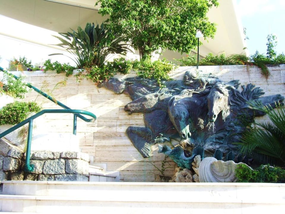 Pferdebrunnen oberhalb des Poolbereichs Aldiana Club Rocca Nettuno Calabria