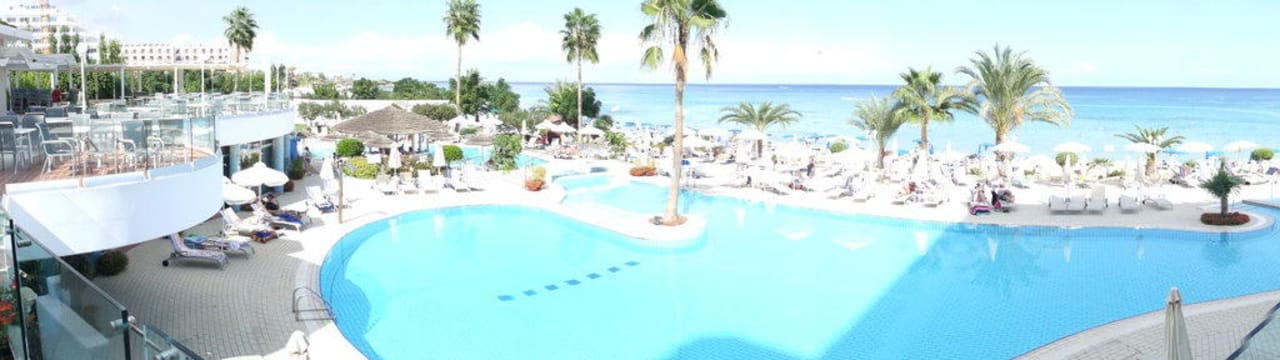 Der Blick auf den Pool von der Terrasse aus Hotel Sunrise Beach