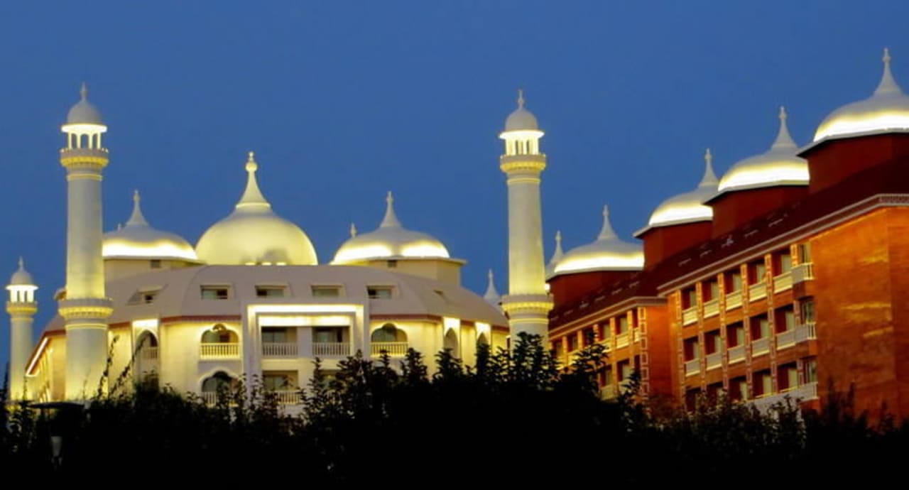 Imposante Ansicht bei Nacht Royal Taj Mahal Hotel