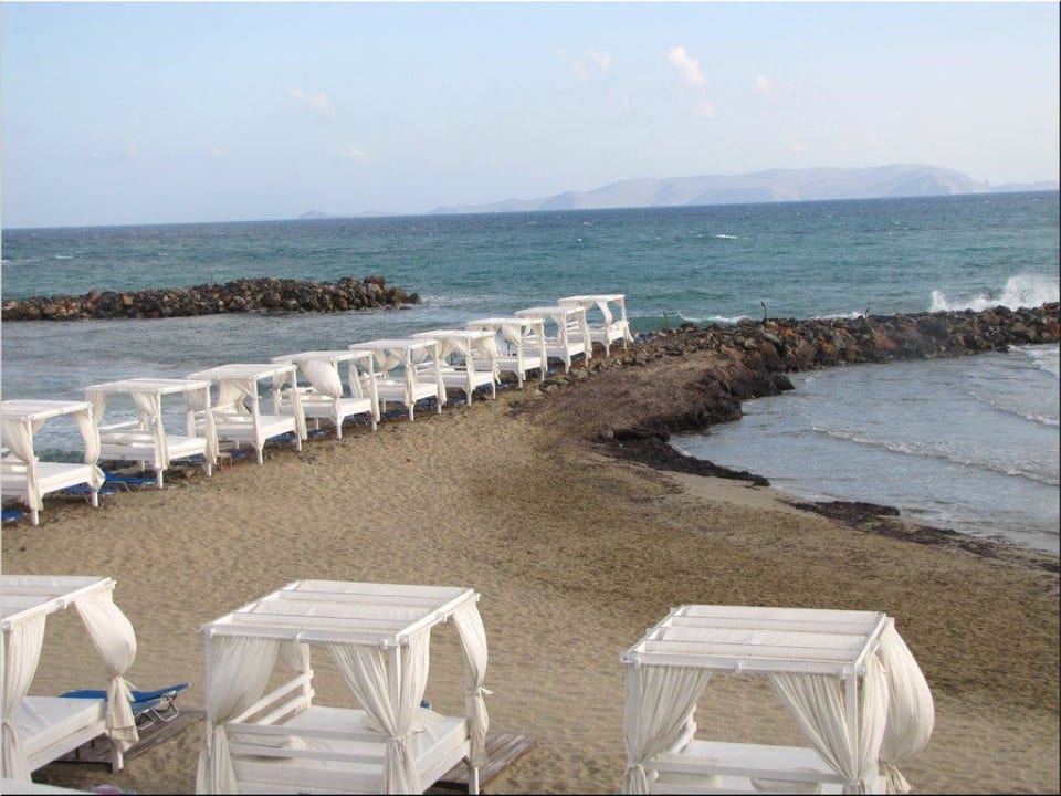 La plage vue du bungalow Knossos Beach Bungalows Suites Resort & Spa