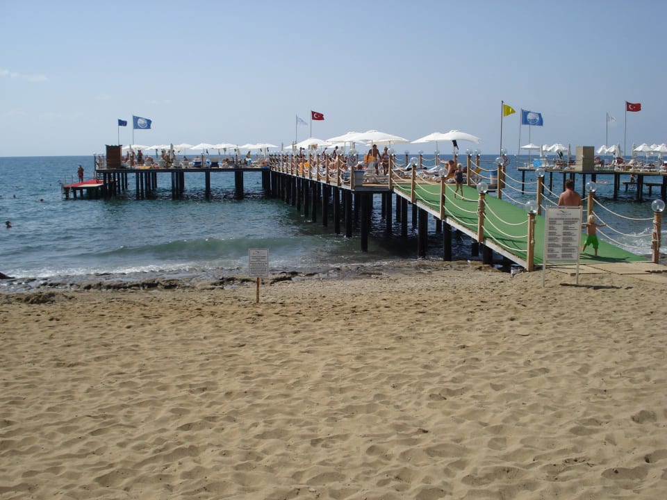 Badesteg mit Sonnenliegen Quattro Beach Spa & Resort