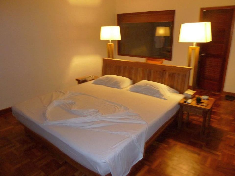 King Size Bett im Wasserbungalow NH Collection Maldives Reethi Resort