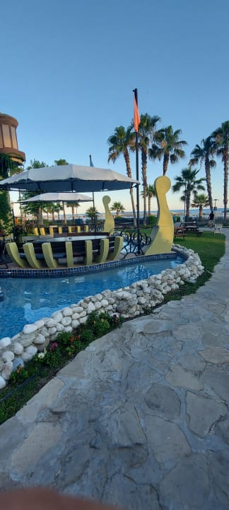 Pool Kamelya Aishen Club