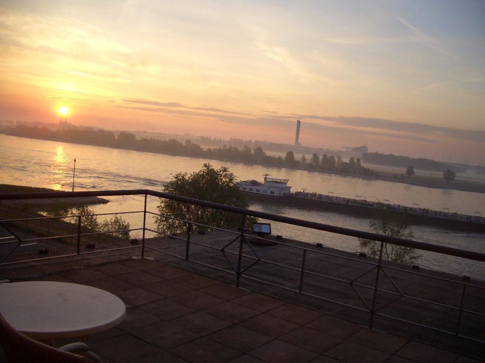 Sonnenaufgang am Rhein Hotel Wacht Am Rhein