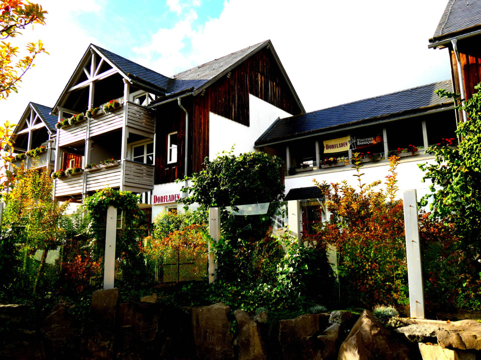 Blick auf das Haus mit dem "Dorfladen" Hapimag Resort Winterberg