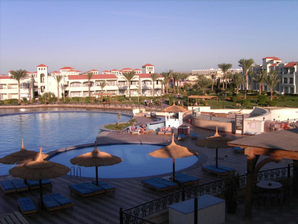 Blick vom Restaurantdach über die Anlage Pickalbatros Dana Beach Resort - Hurghada