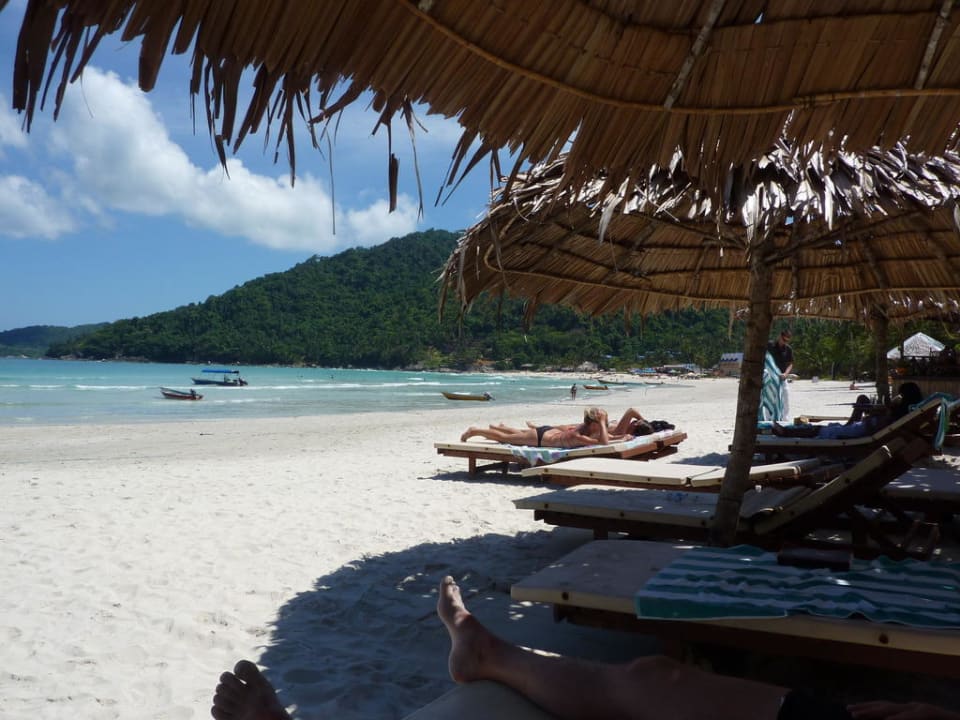 Liegestühle und Schatten Hotel Bubu Long Beach Resort