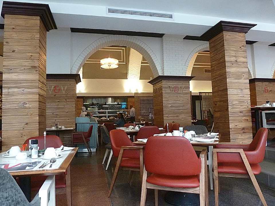 Restaurant beim Frühstück Hotel Southern Sun Maharani