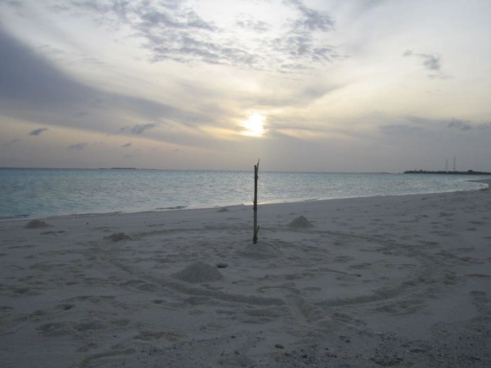 Sonnenuhr auf der Sandbank Kuramathi Maldives