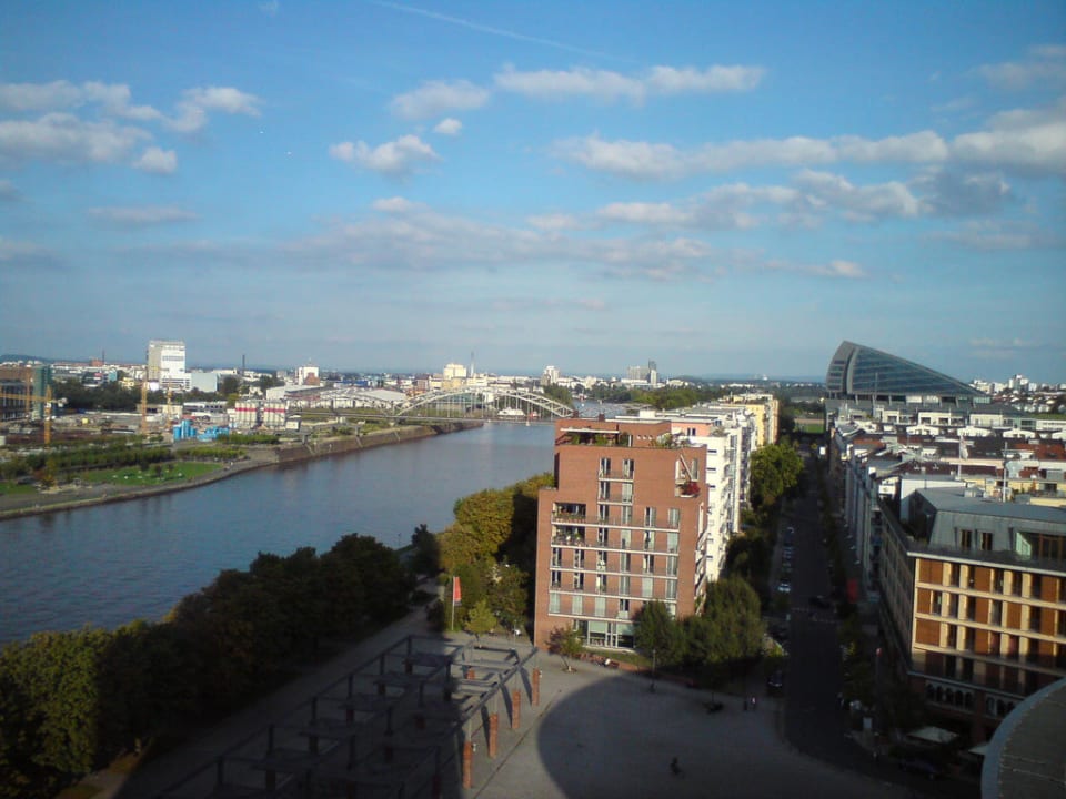 Blick auf die Mainseite Lindner Hotel Frankfurt Main Plaza, part of JdV by Hyatt