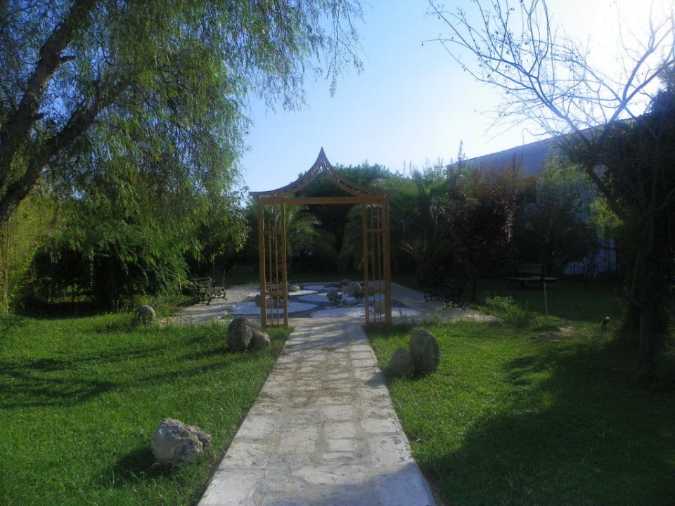 Garten vorm Hotel Hotel Club Nena