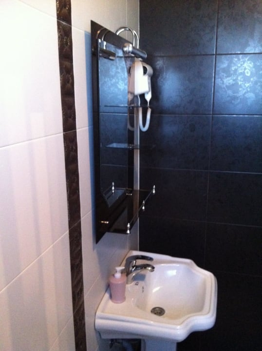 Waschbecken mit Spiegel und Fön Hotel Adria