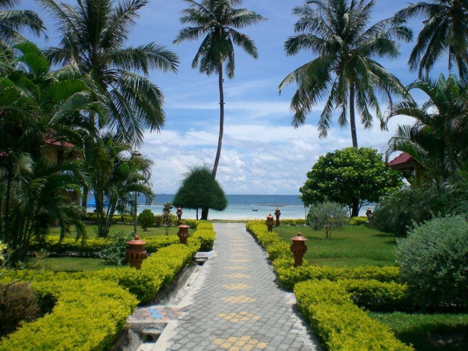Blick zum Strand von der Gartenanlage Long Bay Resort Koh Phangan