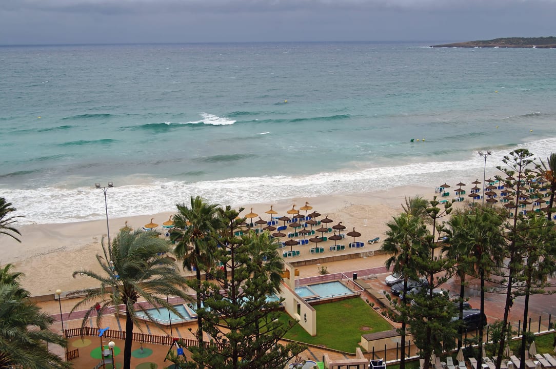 Hotel-Pool & Strand am Regentag CM Playa del Moro