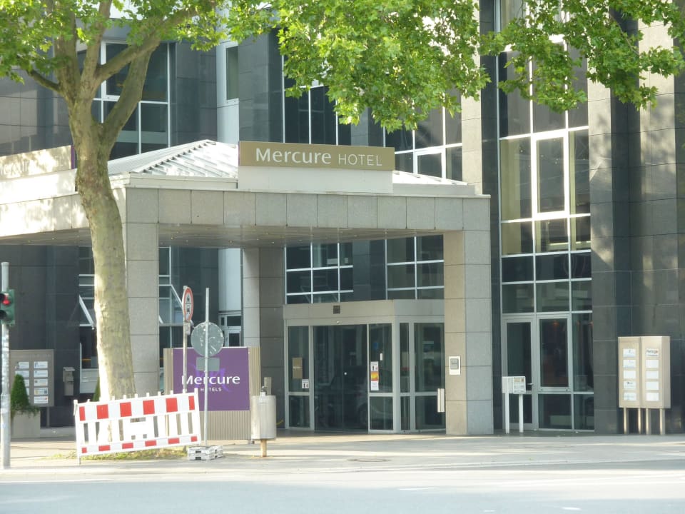 Hoteleingang vom Bahnhof aus gegehen Mercure Hotel Bochum City