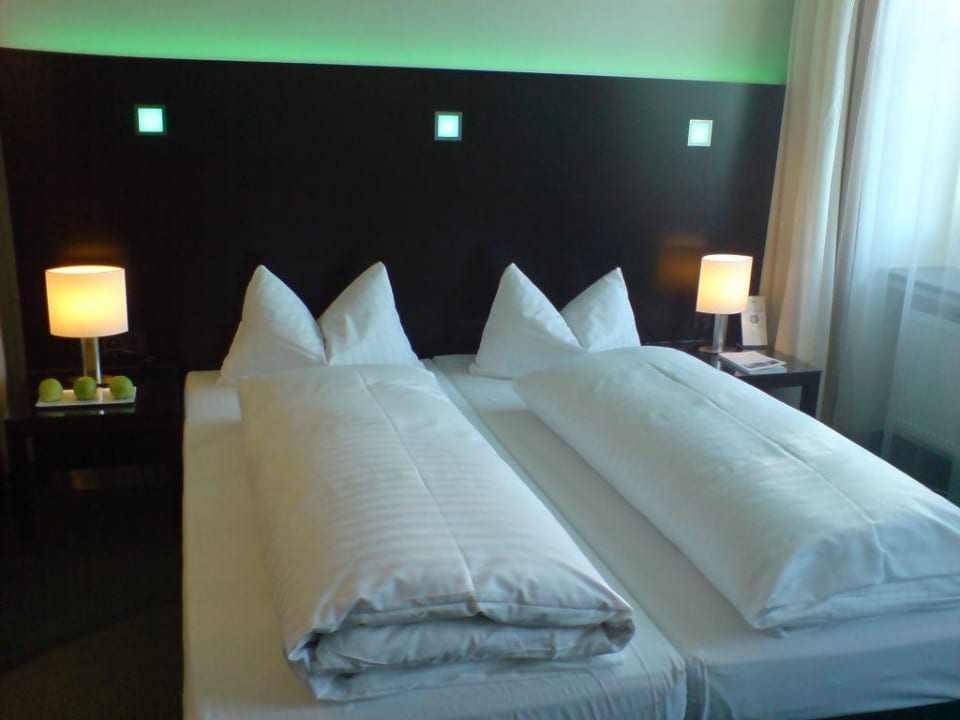 Bett des Zimmers Flemings Hotel München-City