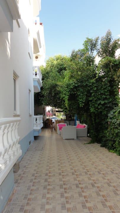 Blick Gartenanlage Karatas Apart