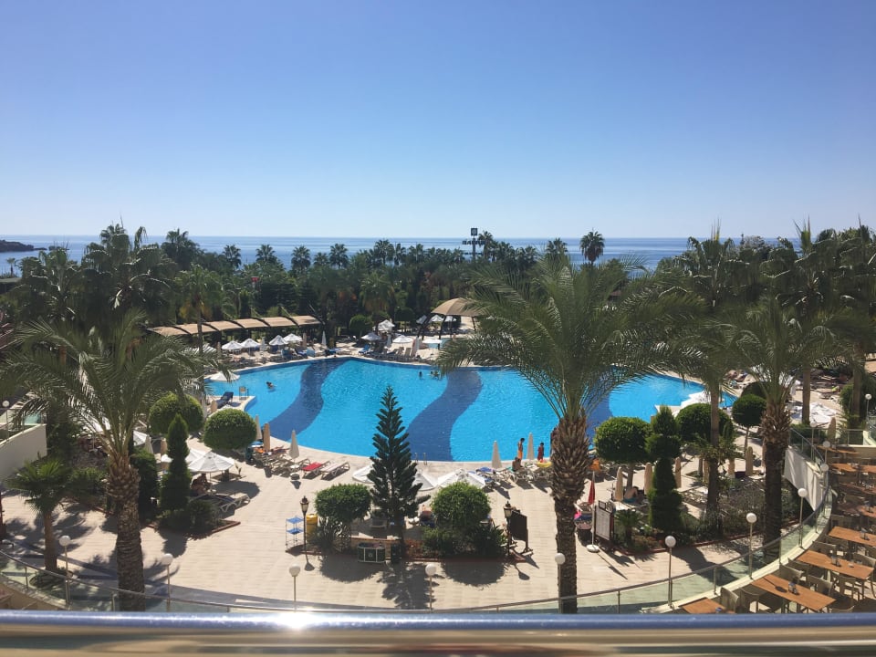 Ausblick zum Pool und Meer Saphir Resort & Spa