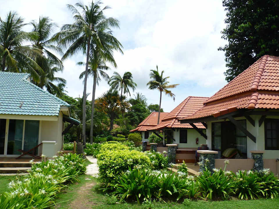 Rechts im Bild die Seapearl Villas Gooddays Lanta Beach Resort