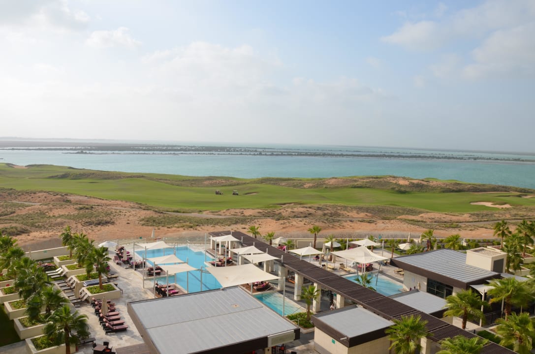 Aussicht auf Pool, dahinter Golfplatz Crowne Plaza Hotel Yas Island