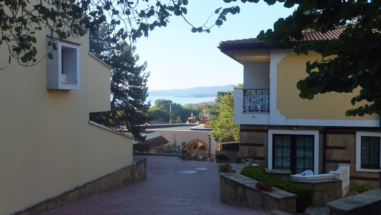 Uwischen den unzähligen Häusern des Villagehotels Duni Royal Holiday Village