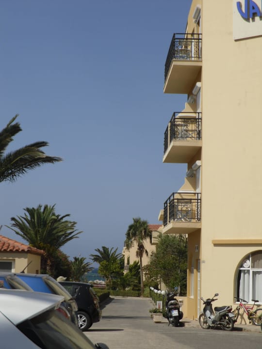 Weg zum Strand außen rum Vantaris Luxury Beach Resort