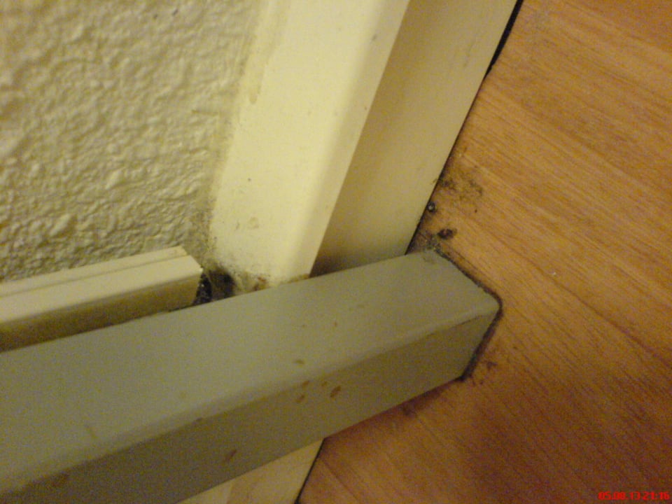 Bettfuss RE vorne an der Wand ibis budget Salzburg Airport