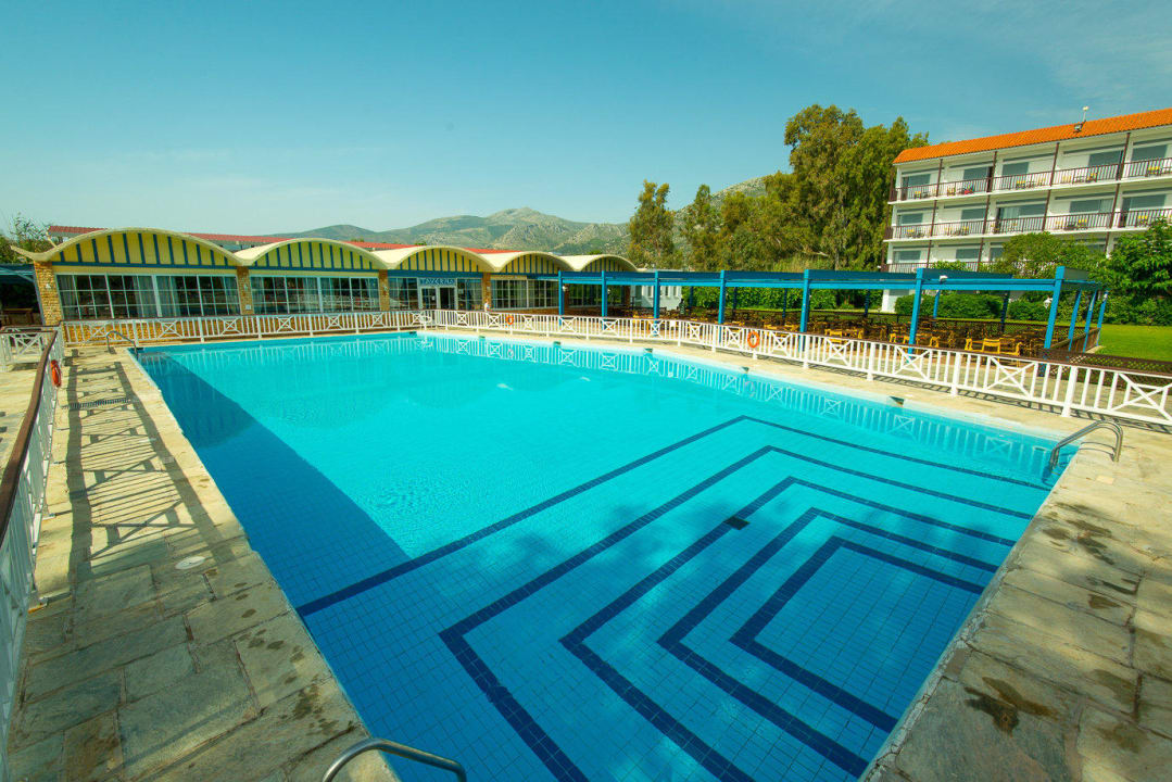 Swimming pool Golden Coast Hotel & Bungalows