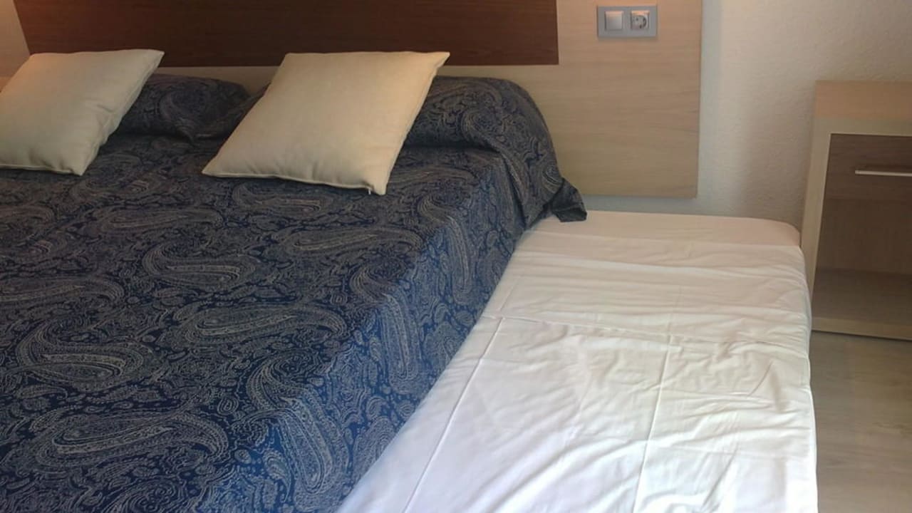 Doppelbett mit Zustellbett allsun Hotel Eden Alcudia