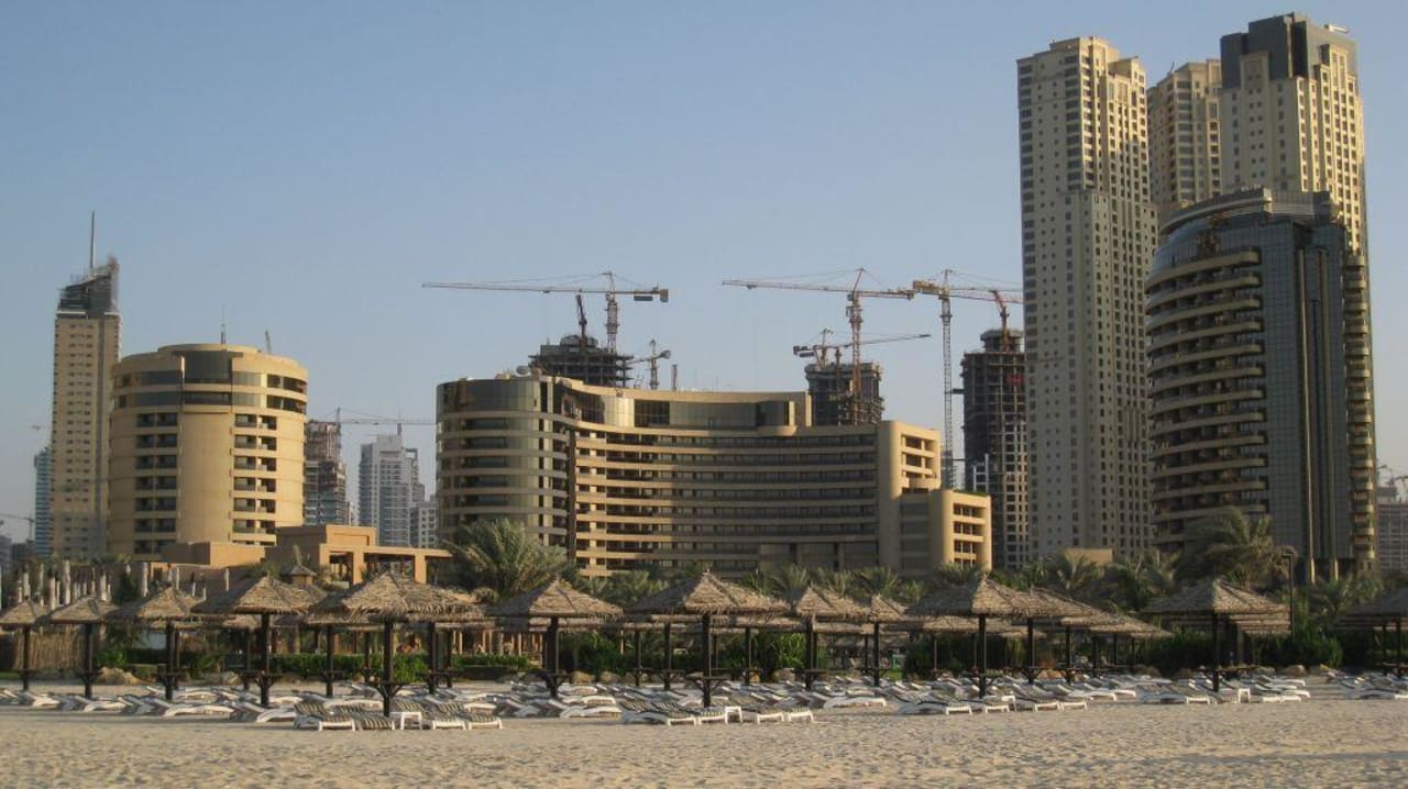 Hotelansicht incl. Baukränen und Towern Le Royal Méridien Beach Resort & Spa Dubai