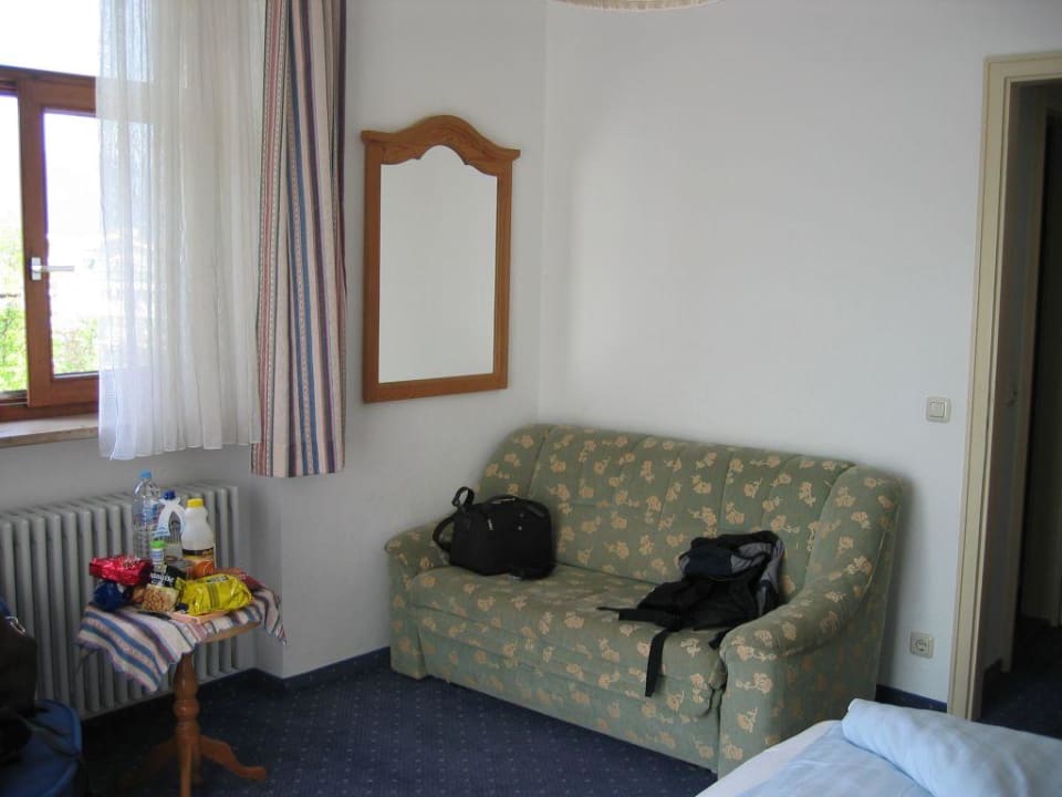 Sitzecke im Eckzimmer Hotel Vier Jahreszeiten