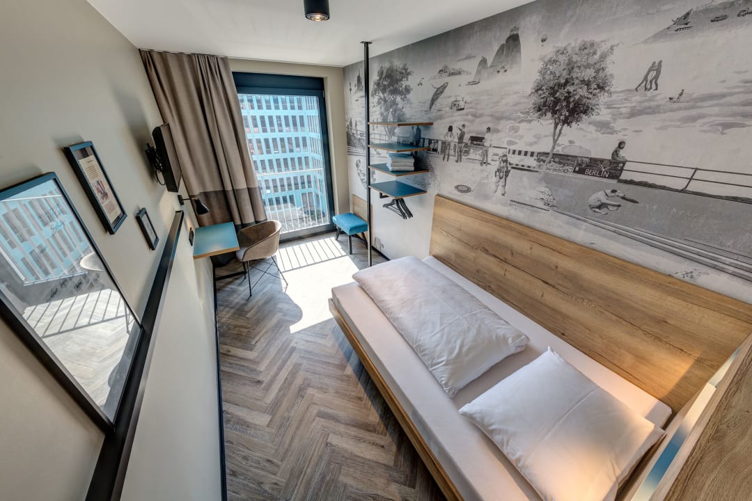 Zimmer Schulz Hotel Berlin Wall at the East Side Gallery