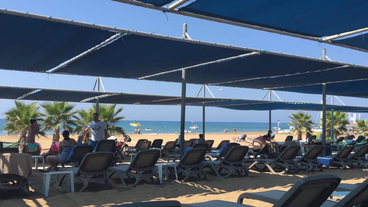 Liegen am Strand Club Grand Aqua