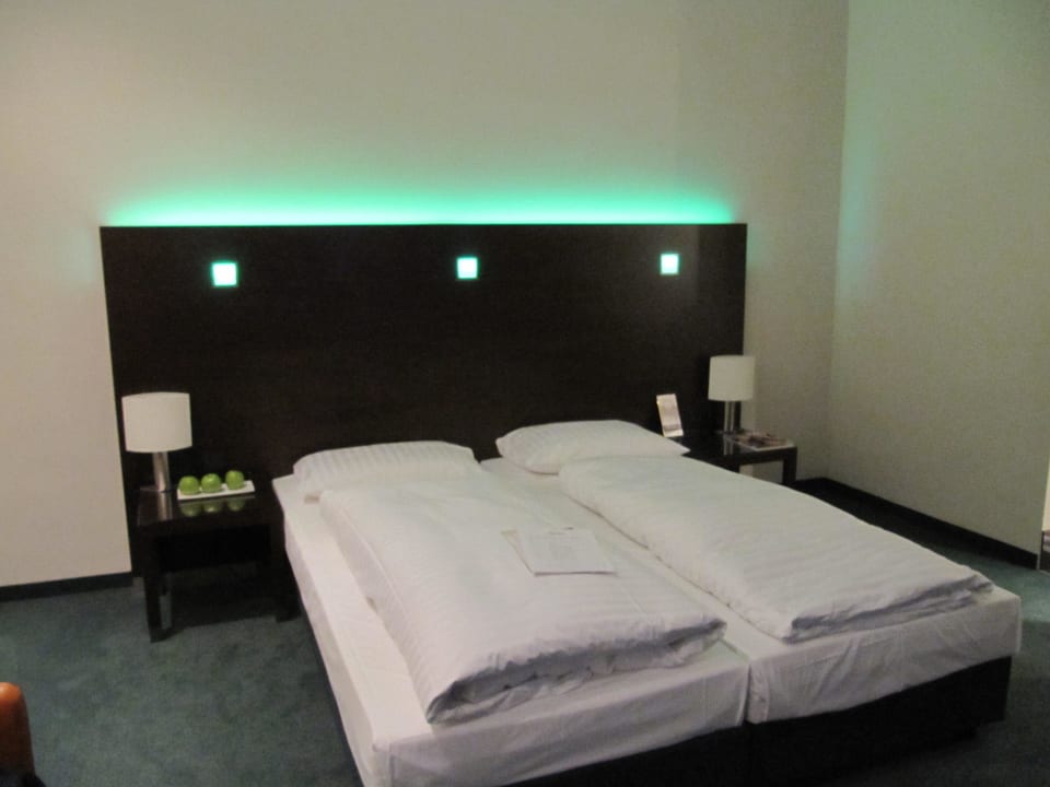Bett mit dezenter Beleuchtung Flemings Hotel Wien-Stadthalle