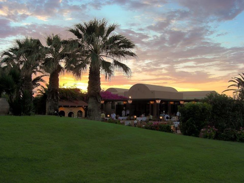 Hotel-Restaurant in der Dämmerung Anissa Beach & Village