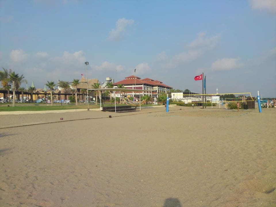 Volleyballfeld am Strand, links Poolanlage TUI BLUE Palm Garden